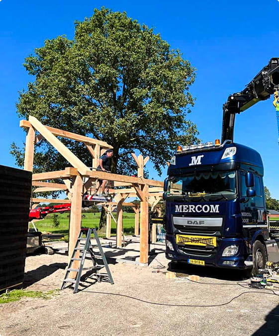 Transport van prefab elementen met kraanwagen