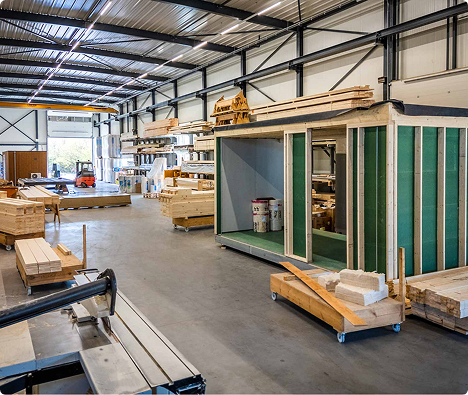 Prefab module in productie in onze hal